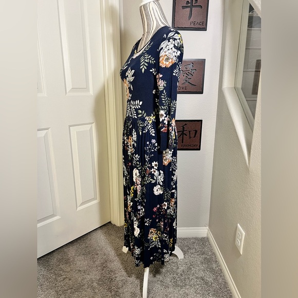 Mimi & Daphne Blue Floral 3/4 Sleeve Pleated Fit & Flare maxi dress size M - Picture 3 of 9